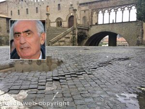 Viterbo - Pavimentazione deformata a piazza San Lorenzo - Nel riquadro Alvaro Ricci