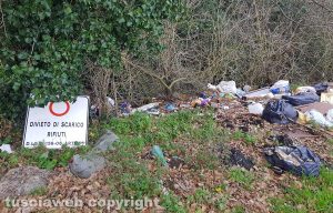 Viterbo - I rifiuti abbandonati sulla Commenda