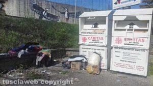 Soriano nel Cimino - Contenitori aperti e vestiti per i bisognosi rovinati