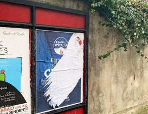 I cartelli di Fratelli d'Italia strappati