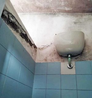 Orte - Degrado negli spogliatoi del palazzetto comunale
