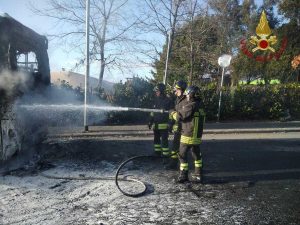 Pullman in fiamme a Bracciano