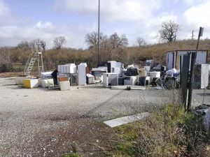 Discariche a cielo aperto a Sutri