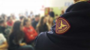 La polizia all'incontro nella scuola