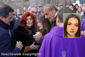 Montefiascone - I funerali di Aurora Grazini (nel riquadro) - I genitori e la sorella