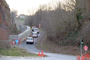 Viterbo - Frana in strada Acquabianca - La circolazione a senso unico alternato