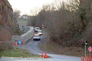 Viterbo - Frana in strada Acquabianca - La circolazione a senso unico alternato