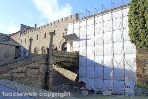 Viterbo - I lavori di messa in sicurezza della loggia di palazzo dei Papi