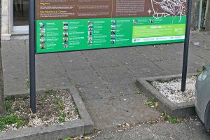 Viterbo - Il cartellone a Bagnaia che impedisce il passaggio sul marciapiede