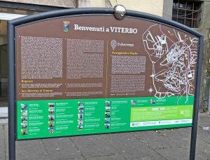 Viterbo - Il cartellone a Bagnaia che impedisce il passaggio sul marciapiede
