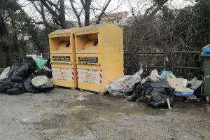 Sutri - Rifiuti in largo Fausto Coppi