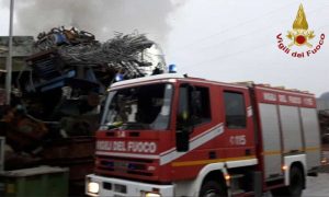 Roma - Incendio in una fabbrica di materiale ferroso