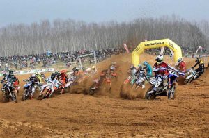 Sport - Motocross - La partenza della gara di Ottobiano con Lupino al comando
