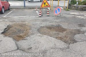 Viterbo - Buche in via Zelli Pazzaglia