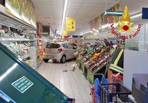 Varese - L'auto finita all'interno del supermercato