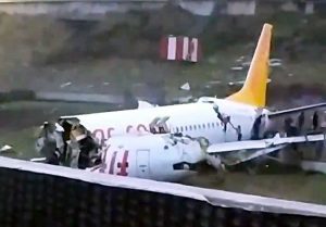 Turchia - Aereo si spezza all'atterraggio