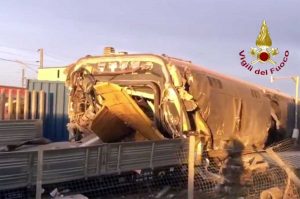 Il treno deragliato nel Lodigiano