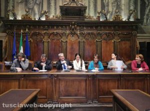 Viterbo - La conferenza sul campo estivo a prato giardino "Lucio Battisti"