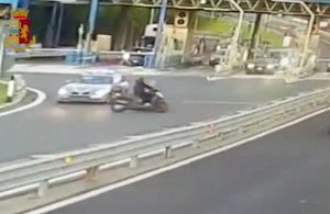 Napoli - Moto contromano sulla tangenziale