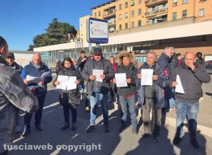 Viterbo - Ambulanti asserragliati per protesta al parcheggio del Sacrario