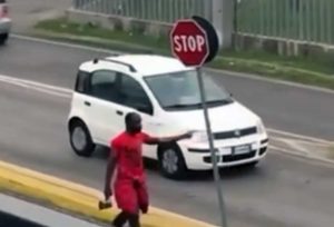 Castiglione delle Stiviere - Un 29enne scende in strada e aggredisce i passanti con un'ascia