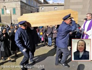 I funerali di suor Giuseppina Sebastiani (nel riquadro)