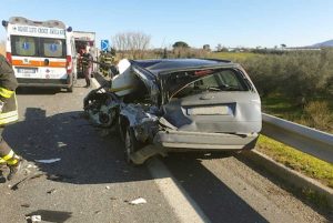 Scontro autocarro-macchina, due feriti