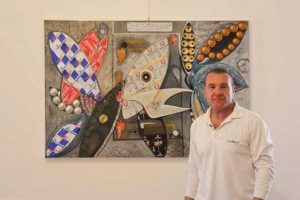 Claudio Sireci con una delle sue opere
