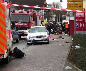 Germania, auto contro corteo di carnevale