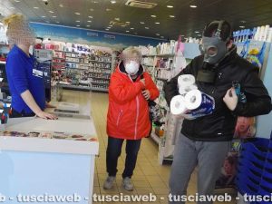 Ad Acquapendente c'è chi fa spesa con tanto di mascherina e maschera antigas