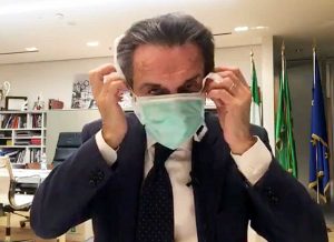 Attilio Fontana indossa la mascherina