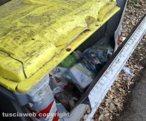 Cassonetto distrutto all'isola di prossimità in strada Roncone