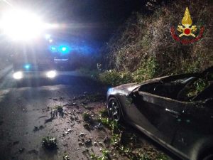 Albero cade su una macchina in transito