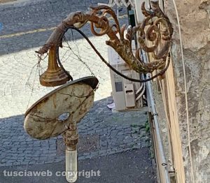Viterbo - Vecchia luce cittadina rotta in via San Bonaventura