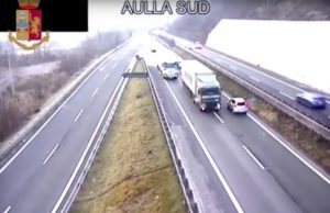 Auto contromano sulla A15