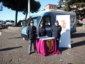 Il camper della polizia a piazza degli Almadiani