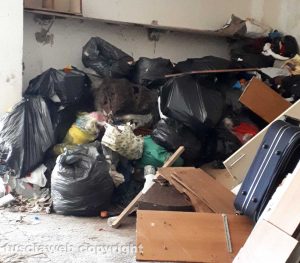 Viterbo - Immondizia in un condominio Ater a Roccalvecce