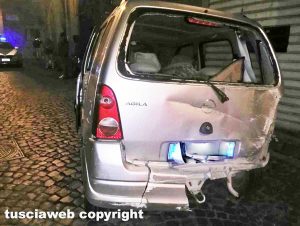 Viterbo - Si schiantano contro due auto in via Mazzini