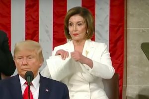Nancy Pelosi strappa il discorso di Trump