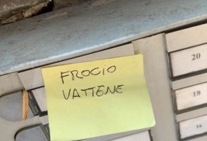 Il post it apparso sul citofono di Luca Tomassini