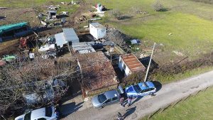 Il blitz della polizia che ha scovato i due mezzi agricoli rubati