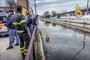 Milano - I soccorritori sul Naviglio