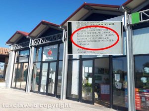 Coronavirus - Il cartello sull'ambulatorio medico di Santa Lucia