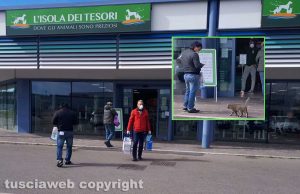 oronavirus - Anche un gatto (nel riquadri) in coda al negozio di alimenti per animali sulla Cassia Nord