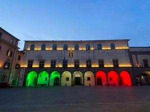 Il Tricolore illumina Palazzo dei Priori