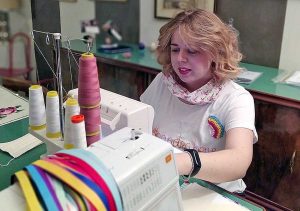 Ronciglione - Le tshirt arcobaleno di un negozio di Ronciglione