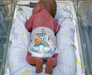 Milano - Il neonato col pannolino arcobaleno pubblicata dal Niguarda