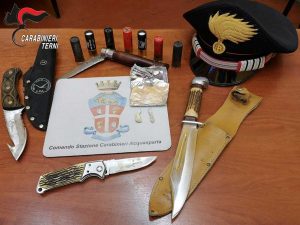 Acquasparta - I coltelli e le cartucce sequestrate dai carabinieri