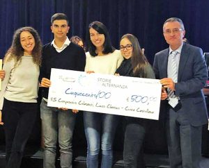 Il dirigente scolastico dell'istituto Colasanti Massimo Bonelli con i suoi alunni durante una premiazione