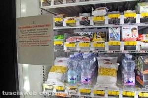 Coronavirus - Viterbo - Il distributore automatico in via Roma